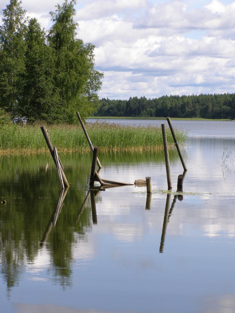 Erilaiset rakennelmat, kuten laiturit ym. houkuttelevat raitapaitoja puoleensa. Tällaiset paikat kannattaa aina kalastaa läpi. Kuva: Marcus Wikström 