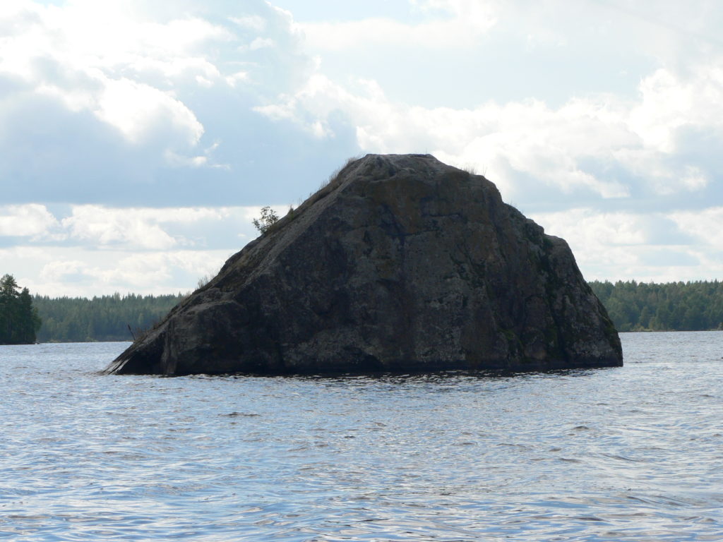 Hulkonsaaren läheisyydessä sijaitsevat suuret siirtolohkareet Kirkonkivi ja Hulkonkivi.