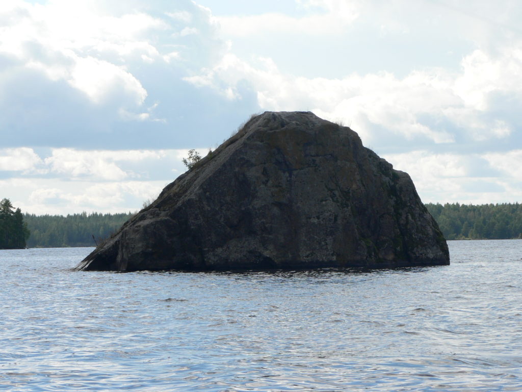 Hulkonsaaren läheisyydessä sijaitsevat suuret siirtolohkareet Kirkonkivi ja Hulkonkivi. 