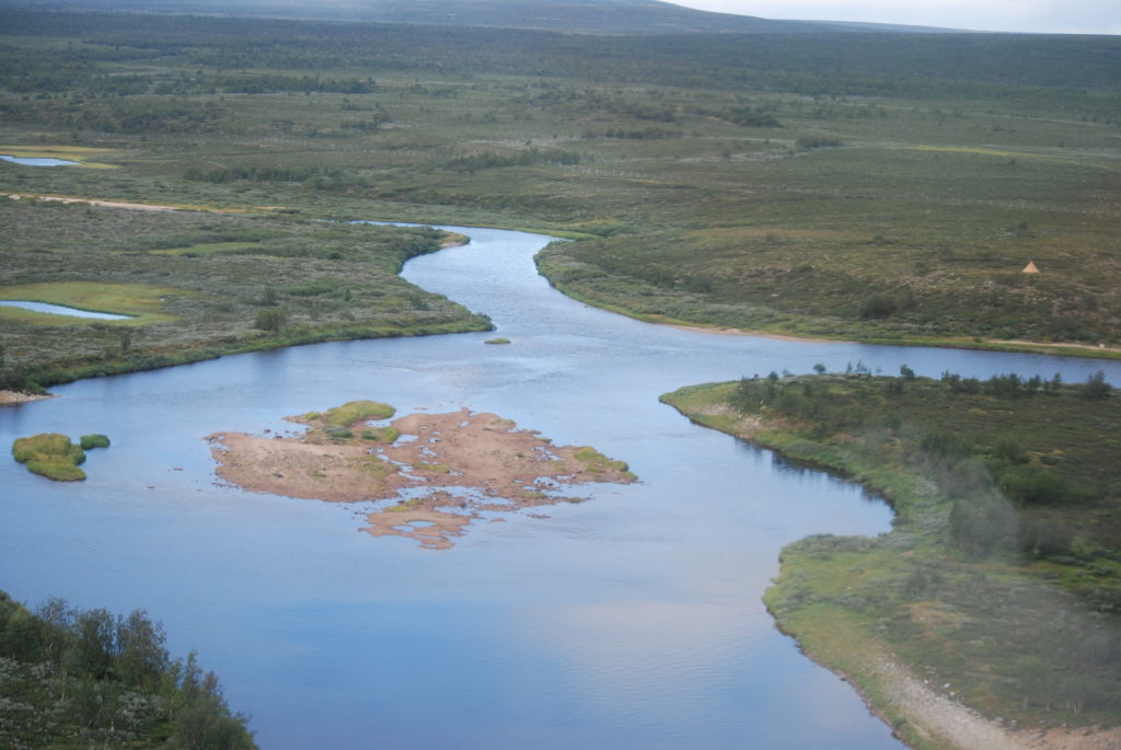 Tästä Lainiojoki alkaa. Tavva-, Rosto- ja Lainiojoen risteys on kalastajien suosima leiripaikka.