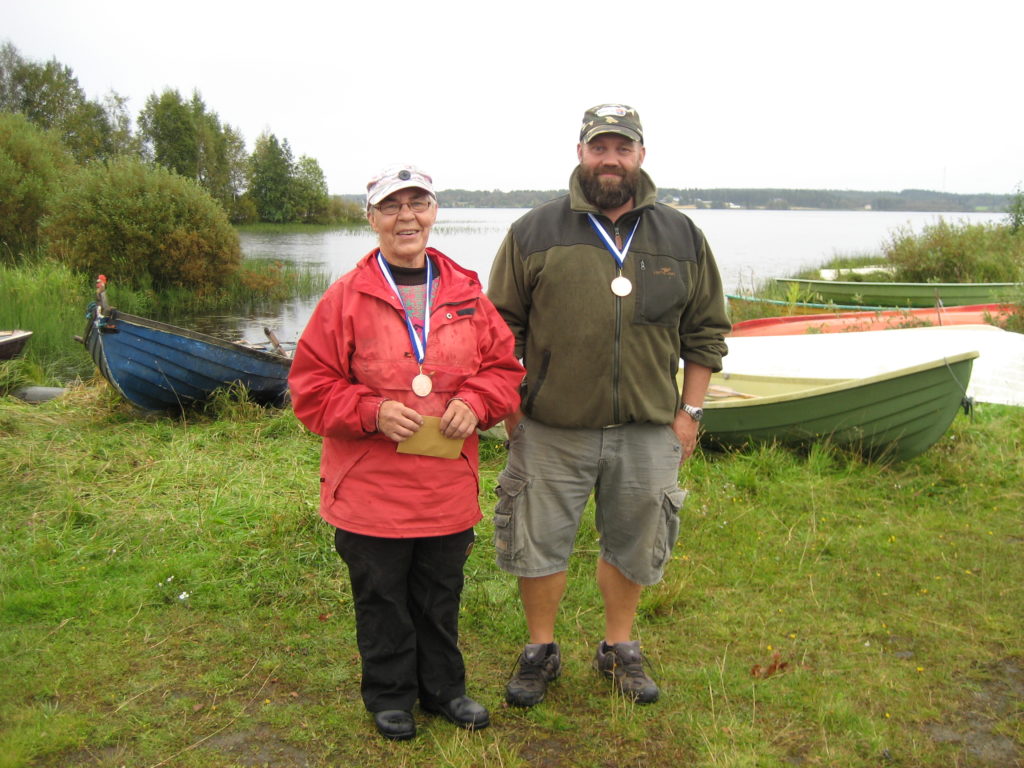 Pronssi meni Vieskan Vapakalastajien Marjatta ja Jouni Tapiolle, jotka onkivat 20,878 kg:n saaliin.