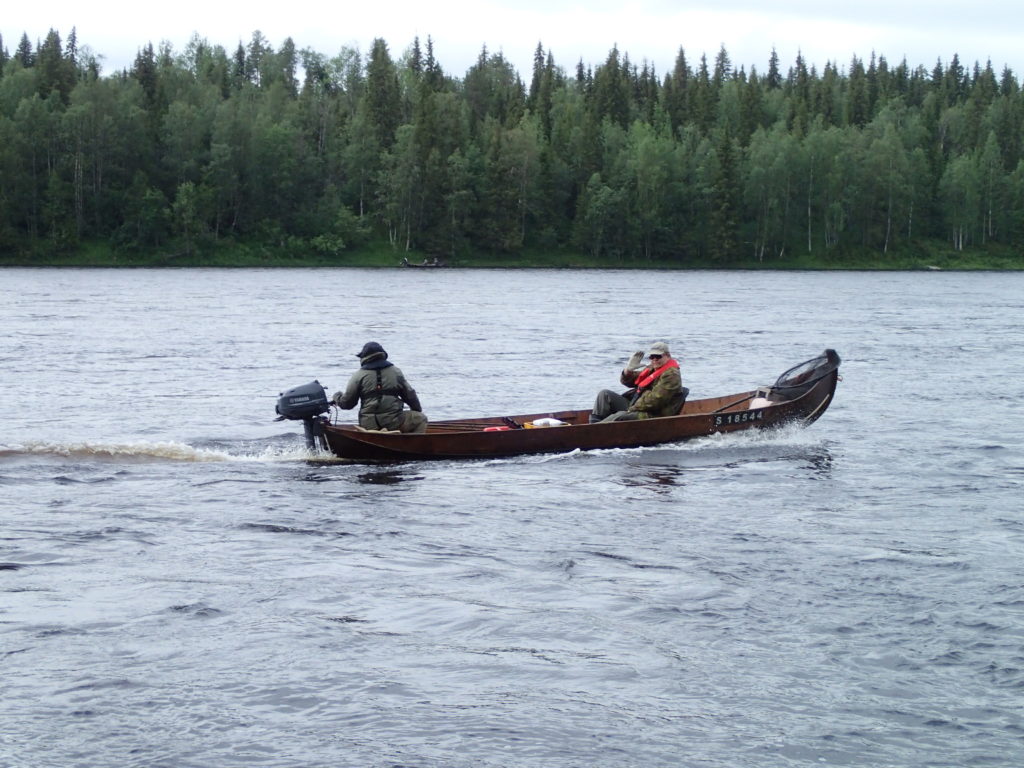 Eero Kokkarinen ja Heikki Kopponen lähdössä lohensoutuun perinteisellä jokiveneellä.