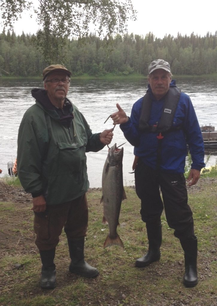 Eino Peltosen ja Markku Uusi-Piuharin 7,38 kilon lohi oli lukijamatkan suurin kala.