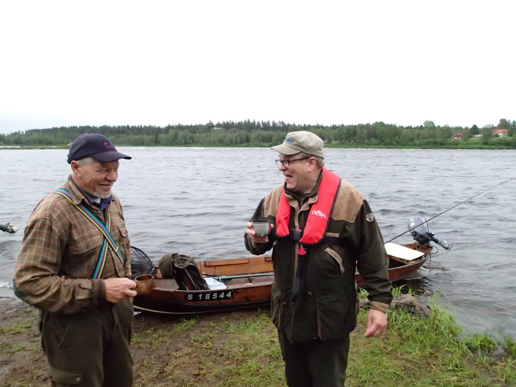 Eero Kokkarinen ja Heikki Kopponen odottelevat lähtövuoroaan ykköslähdössä Alasen-Lappeankosken kohdalla kuumaa kupissa ja huumorinpilkettä silmäkulmassa.