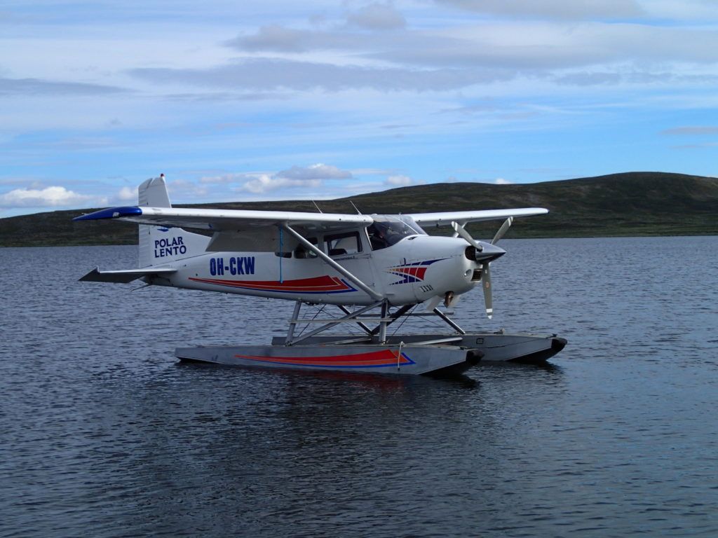 Perille päästään Polar Lennon vesitasolla, joka lentää Kilpisjärveltä kohteeseen.