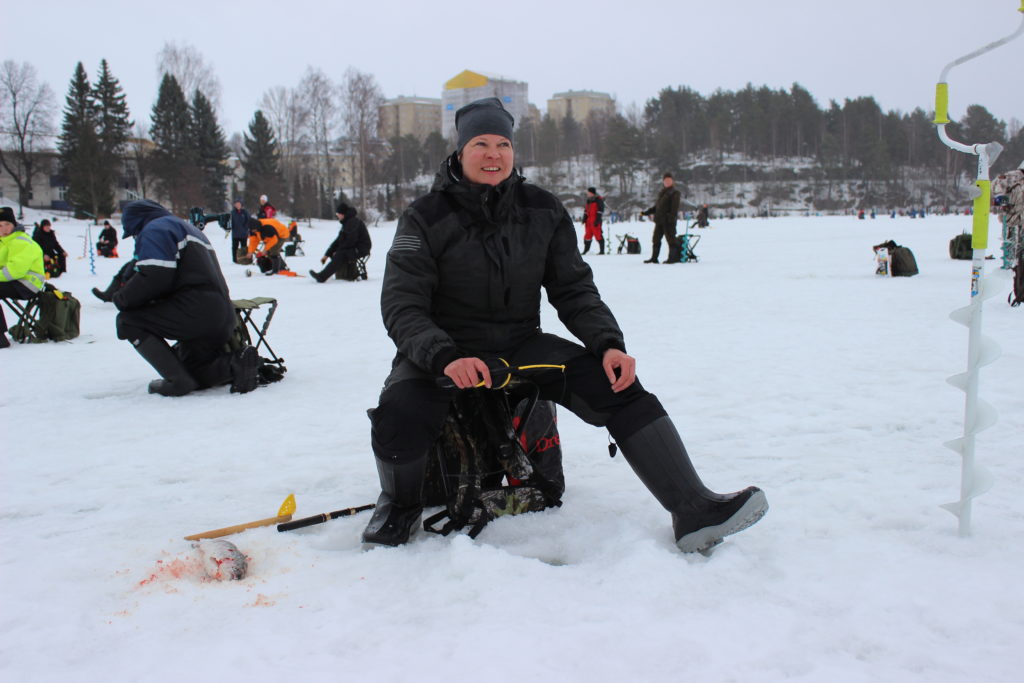 Naisten sarjan voittaja Taina Koskinen sai kirjolohen jo heti kisan alkuminuuteilla.