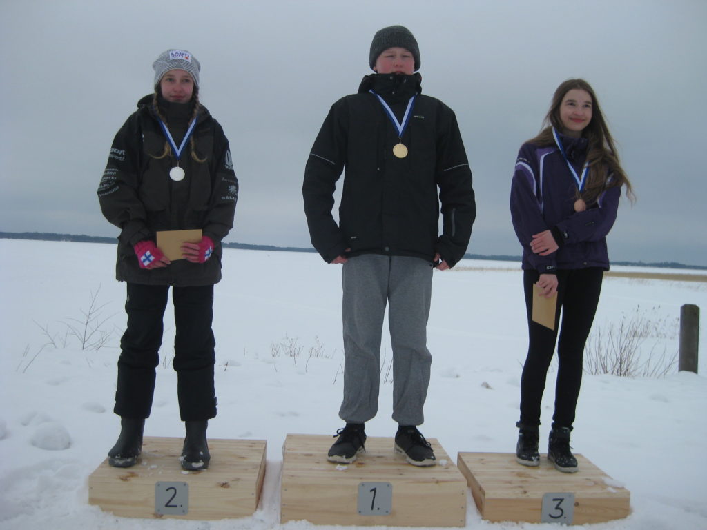 Nuoret 15 -sarjan kärkikolmikko: Helmi Sarpola, mestari Henry Härkman ja Venla Polojärvi.