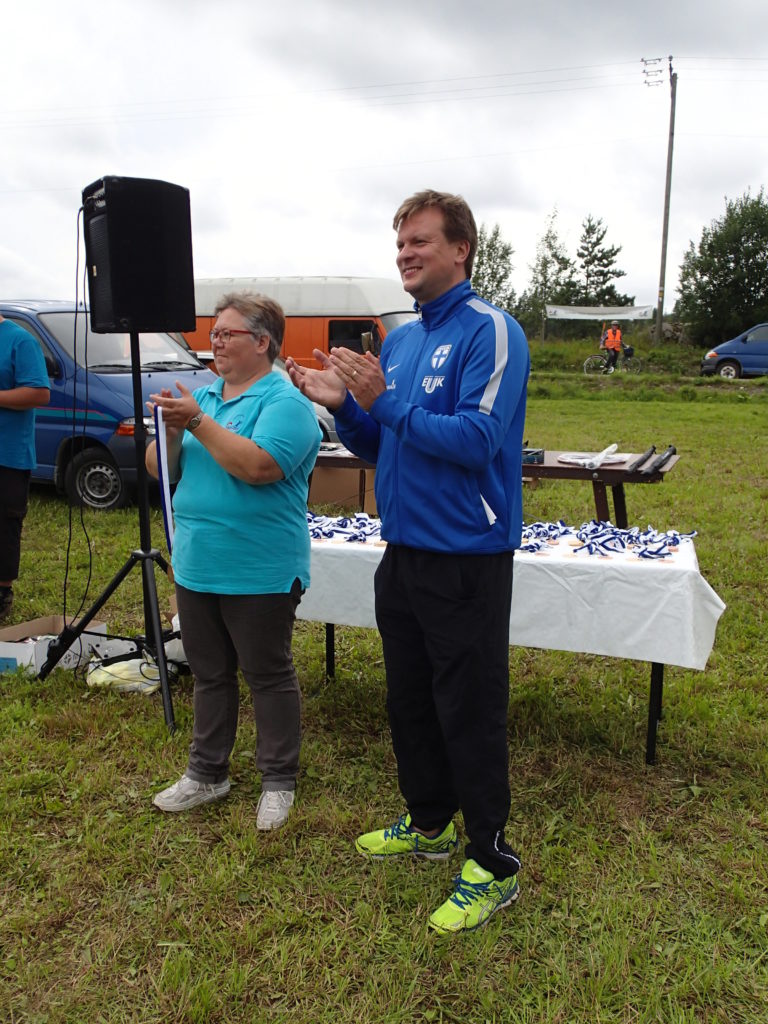 Stina Koivisto ja kansanedustaja Ville Skinnari jakoivat mitalit voittajille.