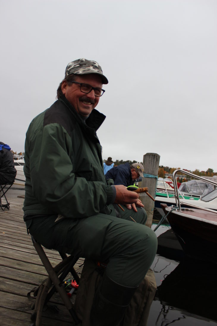 Kalan saaminen vetää suupielet hymyyn kokeneemmaltakin kalastajalta.
