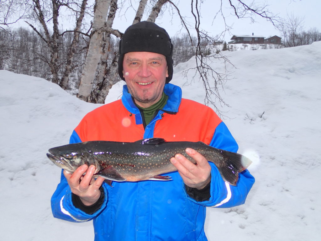 Eino Turpeinen ja kahden kilon rautu, reissun suurin kala.