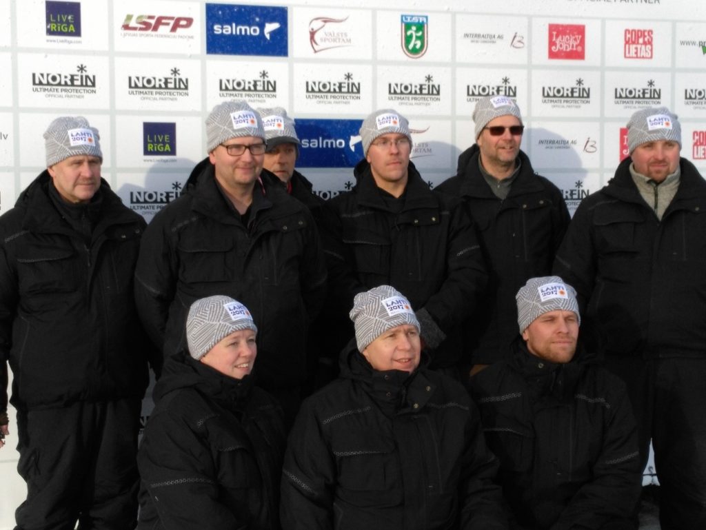 Suomen joukkueen kilpailijat ja johtoporras yhteiskuvassa. Joukkue kiittää järjestäjiä onnistuneista kisoista ja sponsoreitaan Hyötypaperi Oy:tä ja Stora Ensoa tuesta.